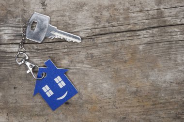 Evin ahşap antika arka plan üzerinde gümüş anahtar simgesi 