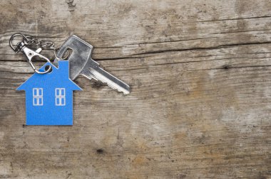 Evin ahşap antika arka plan üzerinde gümüş anahtar simgesi 