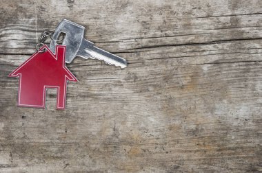 Evin ahşap antika arka plan üzerinde gümüş anahtar simgesi 