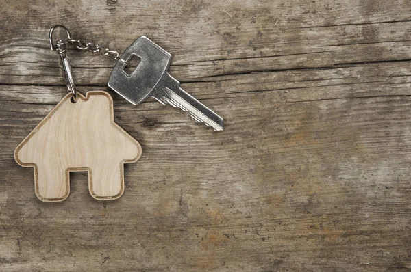 Symbol Des Hauses Mit Silbernem Schlüssel Auf Holzgrund — Stockfoto