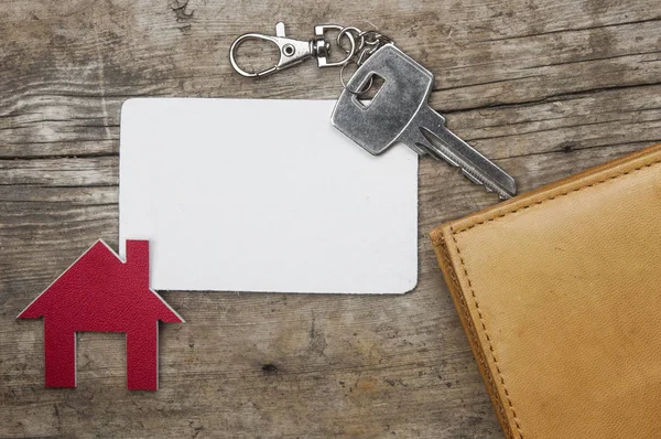 Schlüssel Mit Haussymbol Und Leerem Papier Der Nähe Von Bankkarte — Stockfoto