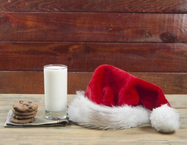 Noel kurabiyeleri ve ahşap masa üzerinde Noel Baba için süt. Yeni yıl kavramı. Kopya alanı