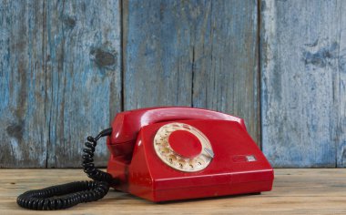 Ahşap doku üzerinde kopya alanı ile klasik telefon.