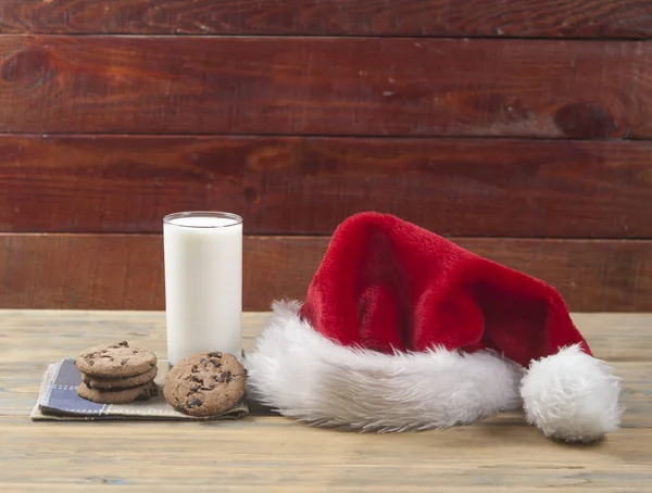 Biscotti Natale Bicchiere Latte Babbo Natale Sul Tavolo Legno Concetto — Foto Stock