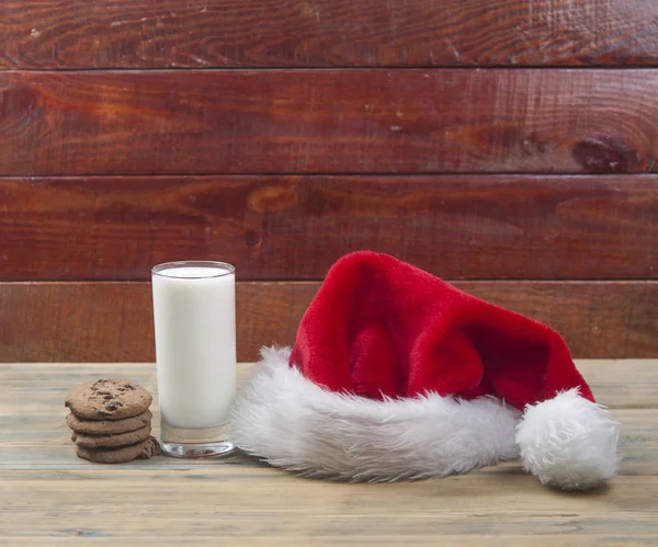 Julkakor Och Ett Glas Mjölk För Santa Träbord New Year — Stockfoto