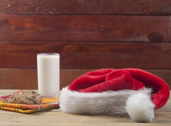 在木桌上为圣诞老人准备的圣诞饼干和一杯牛奶 新年的概念 复制空间 — 图库照片