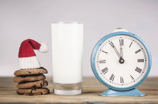 Julkakor Och Ett Glas Mjölk För Santa Träbord New Year — Stockfoto