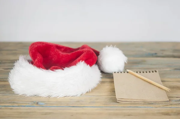 Carta Para Papai Noel Com Chapéu Papai Noel Fundo Madeira — Fotografia de Stock