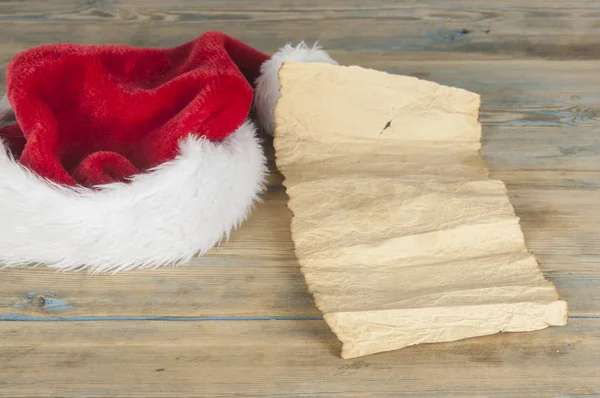 Buchstabe Für Weihnachtsmann Mit Weihnachtsmann Hut Auf Holzgrund — Stockfoto