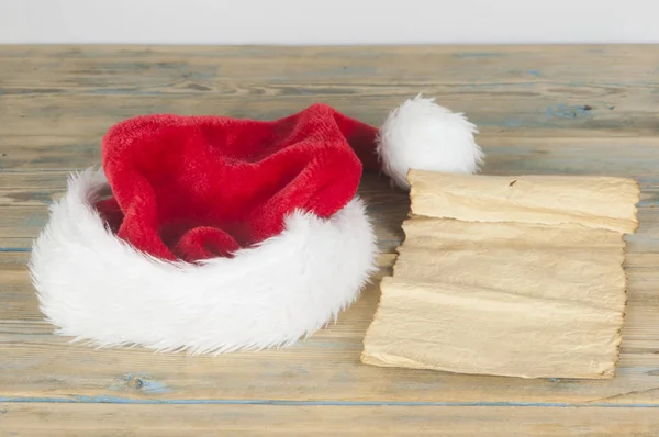 圣诞老人帽子木背景上带字母 — 图库照片