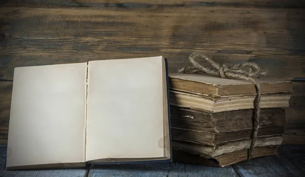 老式旧书上木制背景 — 图库照片