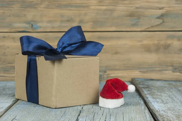 Caja Regalo Con Regalos Navidad Sombrero Santa Sobre Fondo Madera —  Fotos de Stock