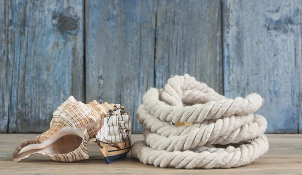 木桌上的贝壳和海绳 海洋背景 — 图库照片
