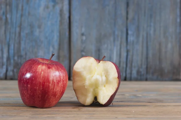 Gebissener Apfel Auf Einem Hölzernen Hintergrund Obst Natürliche Lebensmittel — Stockfoto