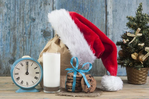 Sklenice Mléka Chutná Čokoláda Čip Cookies Santa Claus Klobouk Dřevěný — Stock fotografie