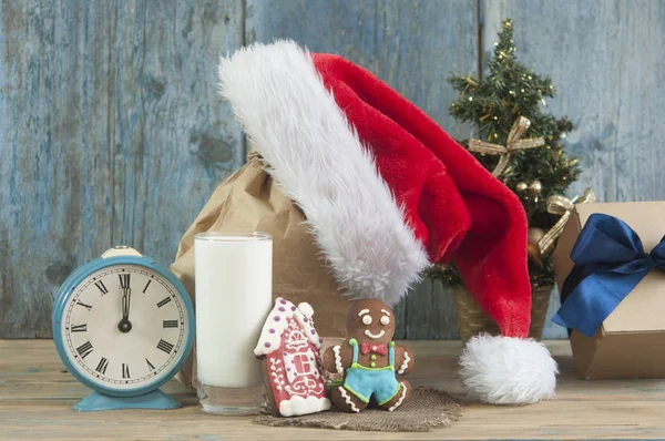 Sklenice Mléka Chutná Čokoláda Čip Cookies Santa Claus Klobouk Dřevěný — Stock fotografie