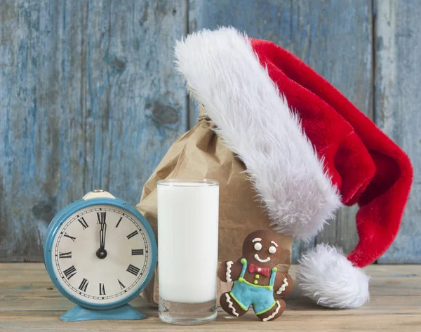 Vaso Leche Sabrosas Galletas Con Chispas Chocolate Sombrero Santa Claus —  Fotos de Stock