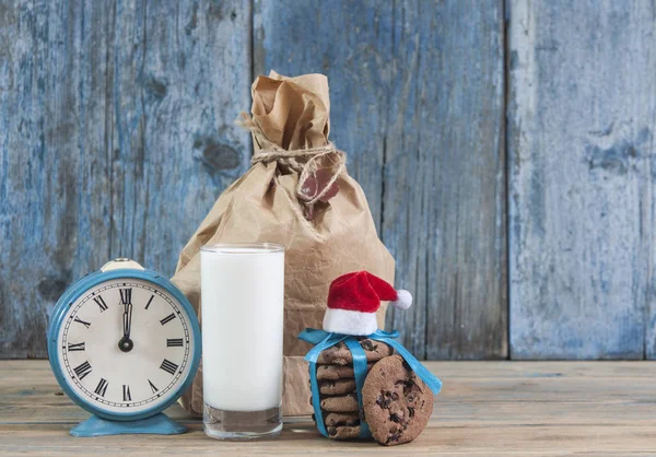 Sklenice Mléka Chutná Čokoláda Čip Cookies Santa Claus Klobouk Dřevěný — Stock fotografie