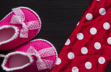 Bebek kız ayakkabılar ahşap arka plan, afiş, kopya alanı, ana sayfa görünümü