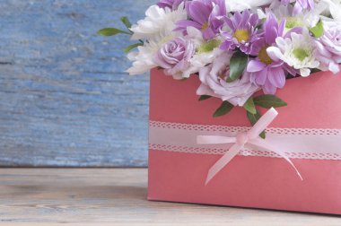 Ahşap masa arka plan üzerinde güzel çiçek buketi