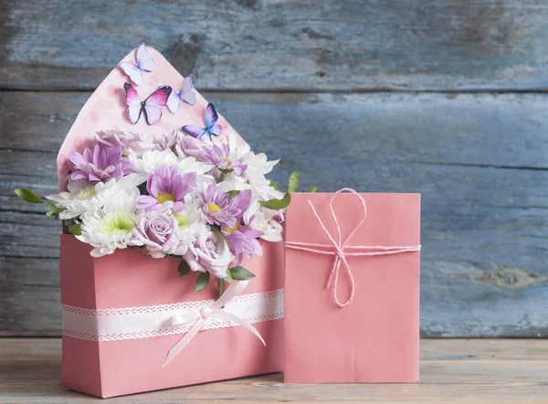 Beau Bouquet Fleurs Sur Fond Table Bois — Photo