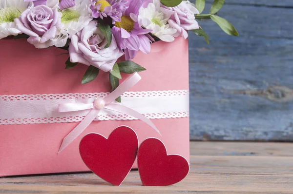 Mooie Bloemboeket Met Twee Rode Harten Houten Tafel Achtergrond Valentijnsdag — Stockfoto