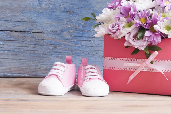 Small Child Shoes Beautiful Flower Bouquet Wooden Table Background — Stock Photo, Image