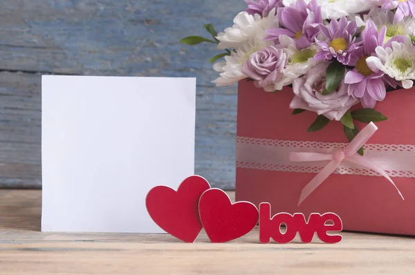 Mooie Bloemboeket Met Twee Rode Harten Houten Tafel Achtergrond Valentijnsdag — Stockfoto