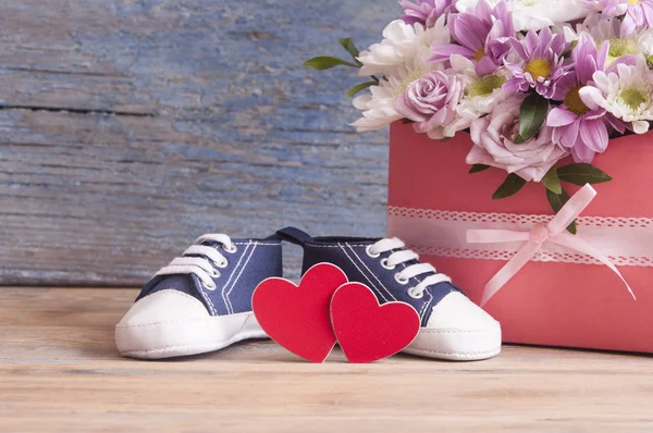 Chaussures Pour Enfants Beau Bouquet Fleurs Sur Fond Table Bois — Photo
