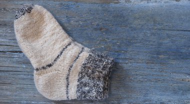 Ahşap panoları yakın çekim el yapımı örgü yün çorap