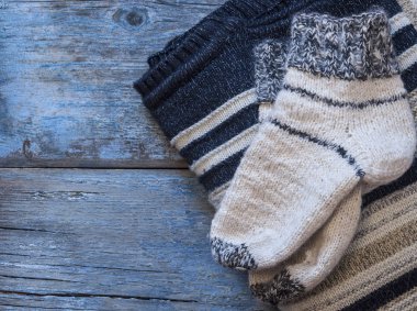 Ahşap panoları yakın çekim el yapımı örgü yün çorap