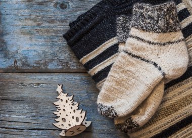 Ahşap panoları yakın çekim el yapımı örgü yün çorap