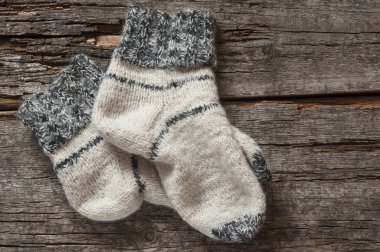 Ahşap panoları yakın çekim el yapımı örgü yün çorap