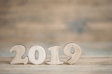 Noel tebrik kartı. Noel dekorasyonu ile ahşap arka plan üzerinde metin 2019