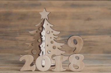 Noel tebrik kartı. Noel dekorasyonu ile ahşap arka plan üzerinde metin 2019