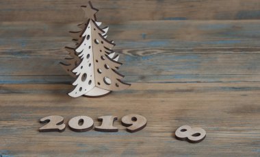 Noel tebrik kartı. Noel dekorasyonu ile ahşap arka plan üzerinde metin 2019