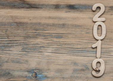 Noel tebrik kartı. Noel dekorasyonu ile ahşap arka plan üzerinde metin 2019