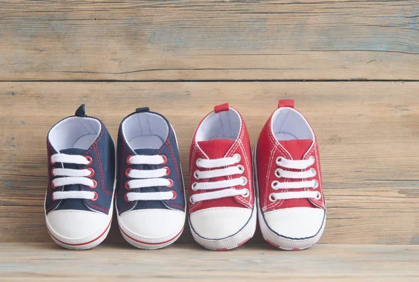 Bunte Schuhe Für Ein Kleines Baby Auf Einem Hölzernen Hintergrund — Stockfoto