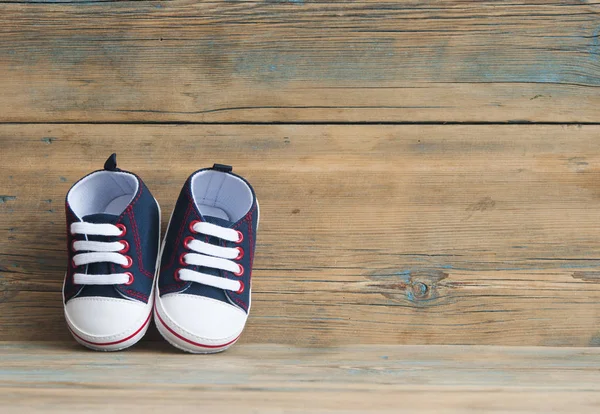 Kleurrijke Schoenen Voor Een Kleine Baby Een Houten Achtergrond — Stockfoto