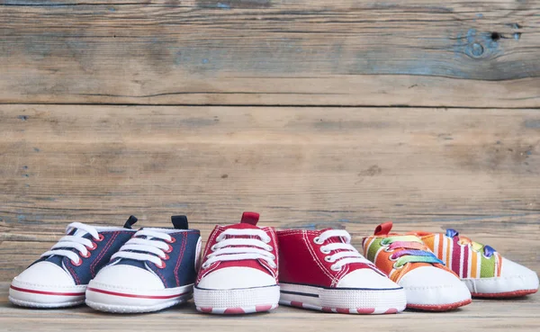 Zapatos Coloridos Para Bebé Pequeño Sobre Fondo Madera —  Fotos de Stock