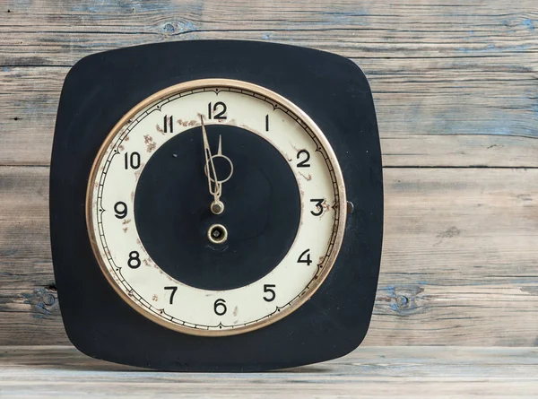 Fondo Madera Con Reloj Que Muestra Hora Cinco Minutos Doce —  Fotos de Stock