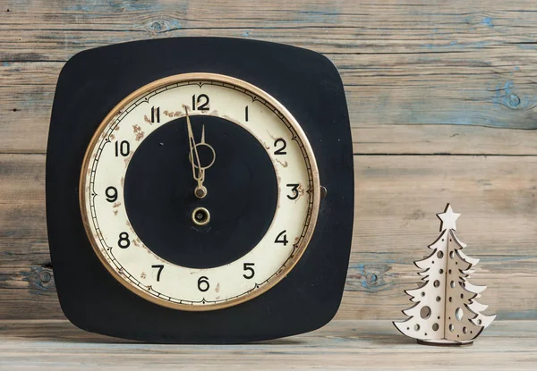 Wooden Background Clock Showing Time Five Minutes Twelve — Stock Photo, Image