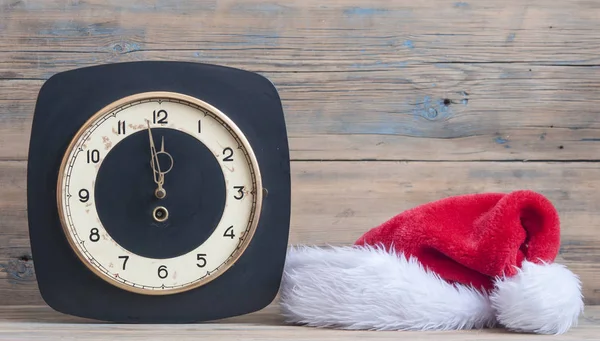 Cappello Babbo Natale Nella Notte Capodanno Sul Vecchio Orologio Che — Foto Stock