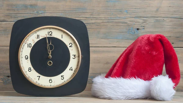 Cappello Babbo Natale Nella Notte Capodanno Sul Vecchio Orologio Che — Foto Stock