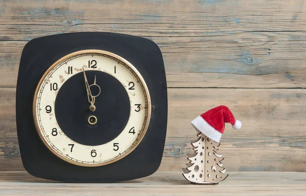 Cappello Babbo Natale Nella Notte Capodanno Sul Vecchio Orologio Che — Foto Stock