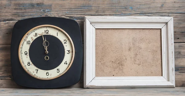 木製の背景時間を示す時計には 分です — ストック写真