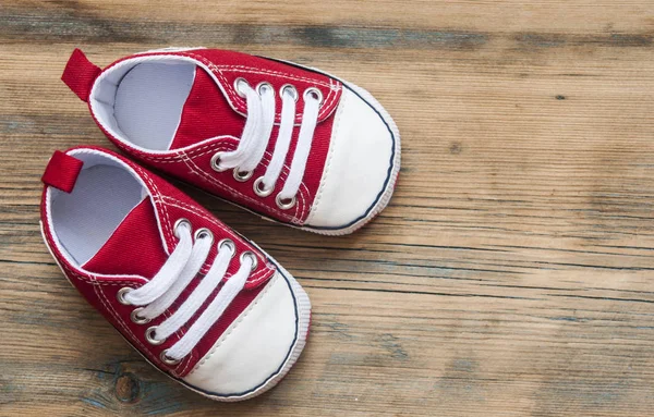 Kleurrijke Schoenen Voor Een Kleine Baby Een Houten Achtergrond Van — Stockfoto