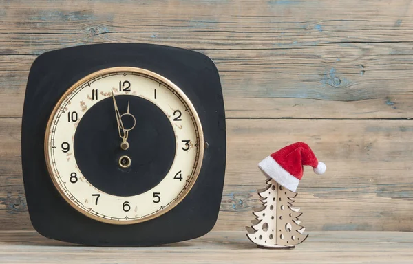 Sombrero Papá Noel Noche Año Nuevo Viejo Reloj Que Muestra —  Fotos de Stock