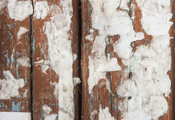 Une vieille planche, une texture murale en bois avec des annonces en papier . — Photo