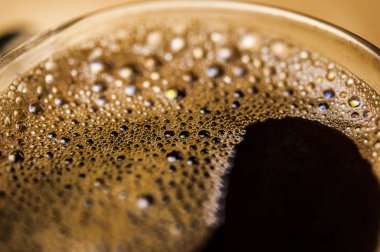 Kahve köpüğü aşırı kapatın. Makro doku ve arka plan